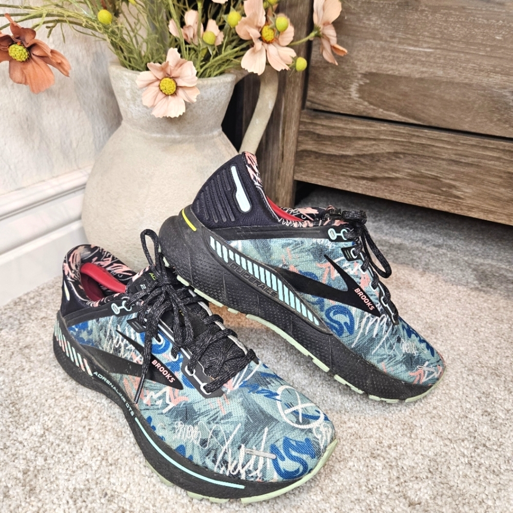 Brooks Women’s Adrenaline GTS 22 Tropical Yucca Flamingo Shoe Sneaker - Size 8